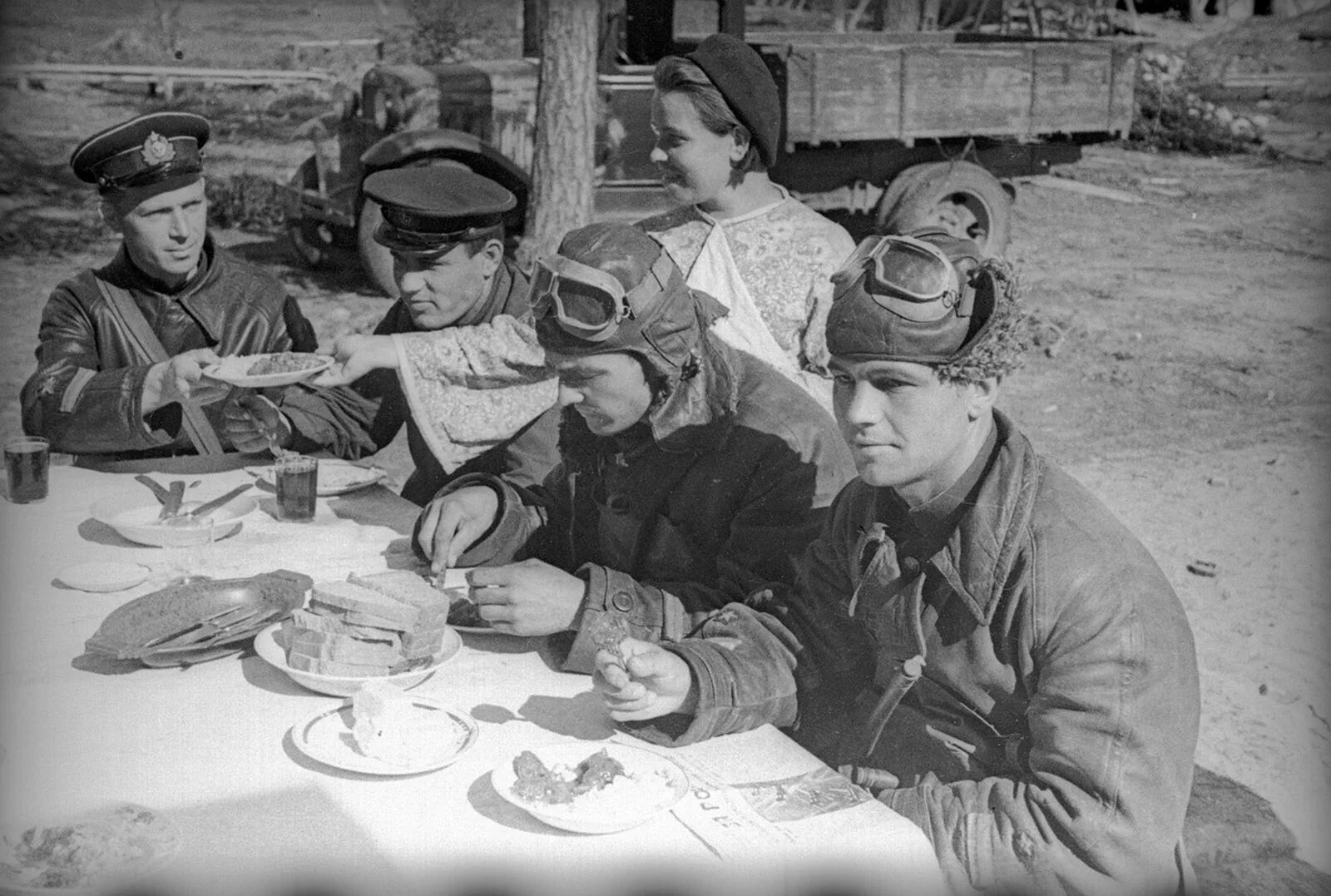 Профессии во время войны. Полевая кухня Советской армии 1941-1945. Полевая кухня РККА 1941. Полевая кухня немецкой армии ВОВ. Обед на фронте.