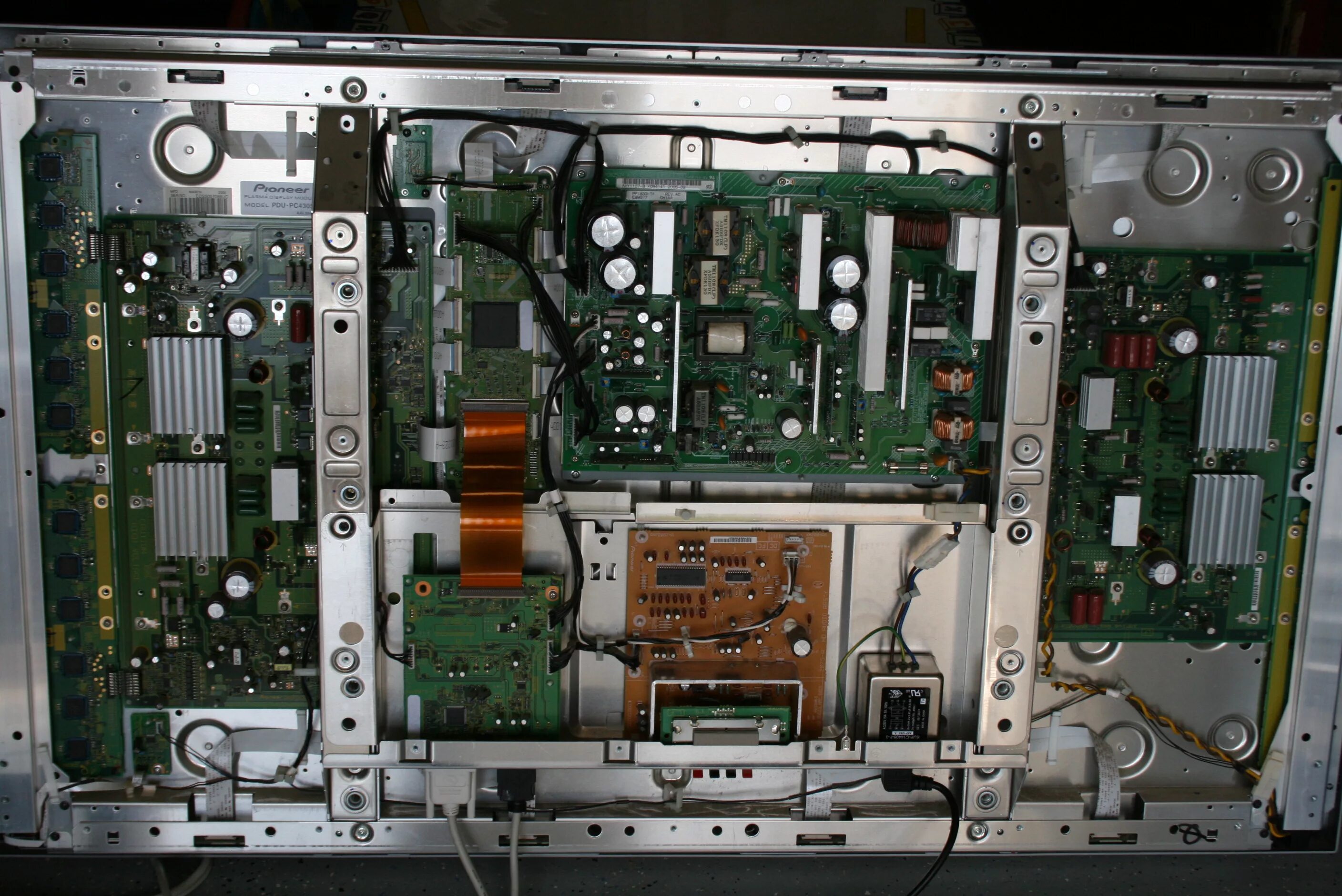 Как разобрать телевизор. Pioneer 435. PDP-4249xa. Телевизор Hyundai h-pdp4203 42". Платы внутри телевизора самсунг.