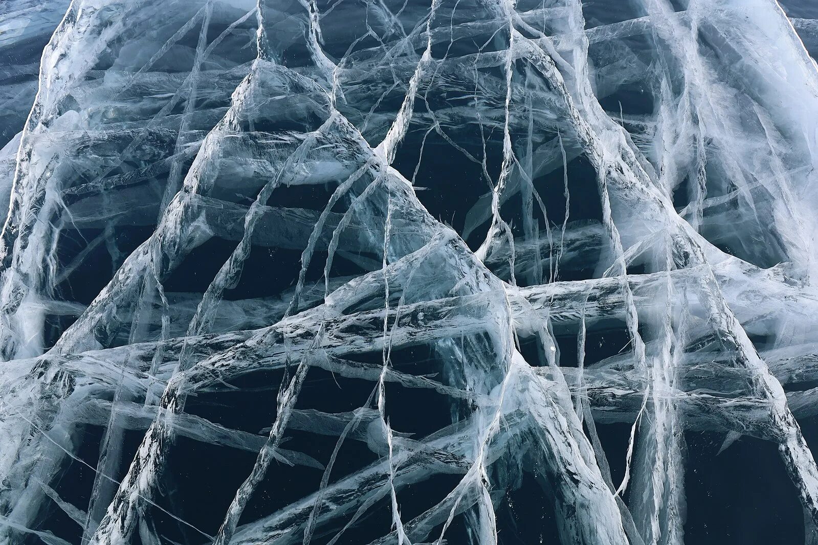 Трещины воды. Байкал трещины на льду. Байкальский лед. Текстура льда. Лед трескается.