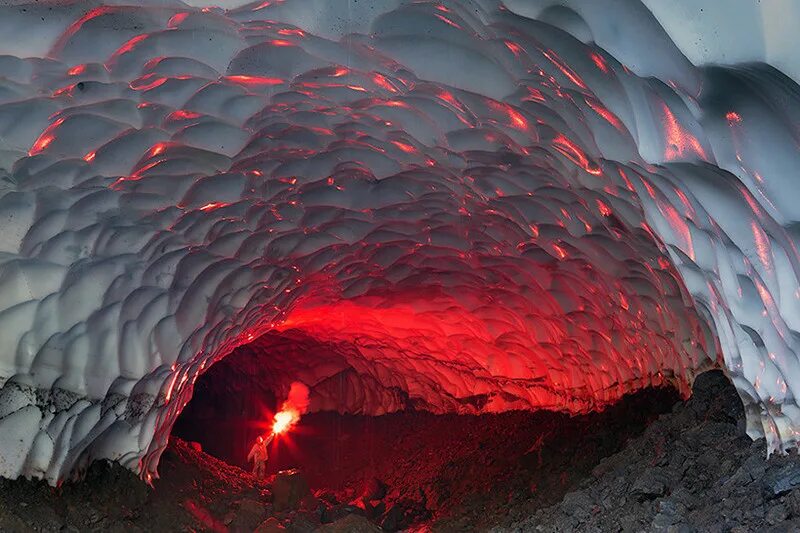 Невероятное количество. Вулкан Мутновский Ледяная пещера. Ледяная пещера возле вулкана Мутновского, Россия. Ледяная пещера Камчатка. Ледниковая пещера вулкана Мутновский на Камчатке.