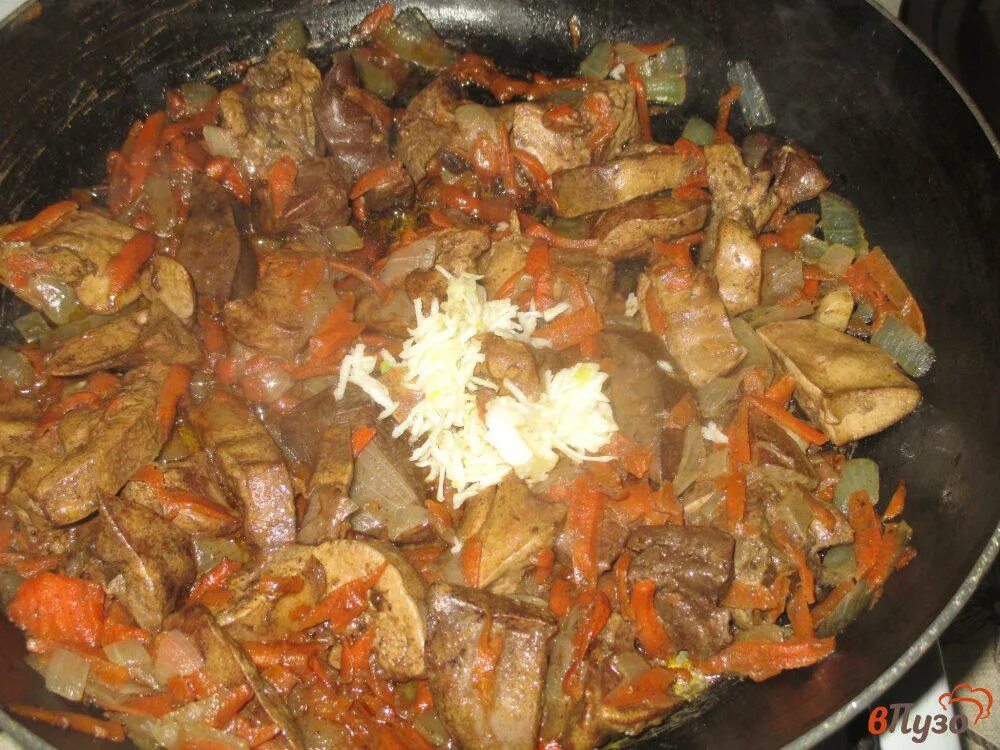 Жареная куриная печень с луком и морковью. Печенка тушеная с луком и морковью. Печень с морковкой и луком. Печень говяжья с морковью и луком. Печень куриная жареная с луком и морковью на сковороде.