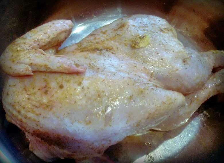Рецепт как замариновать курицу для запекания. Замариновать курицу. Запекание курицы в духовке. Курица в маринаде для запекания. Маринад для курицы в духовке.