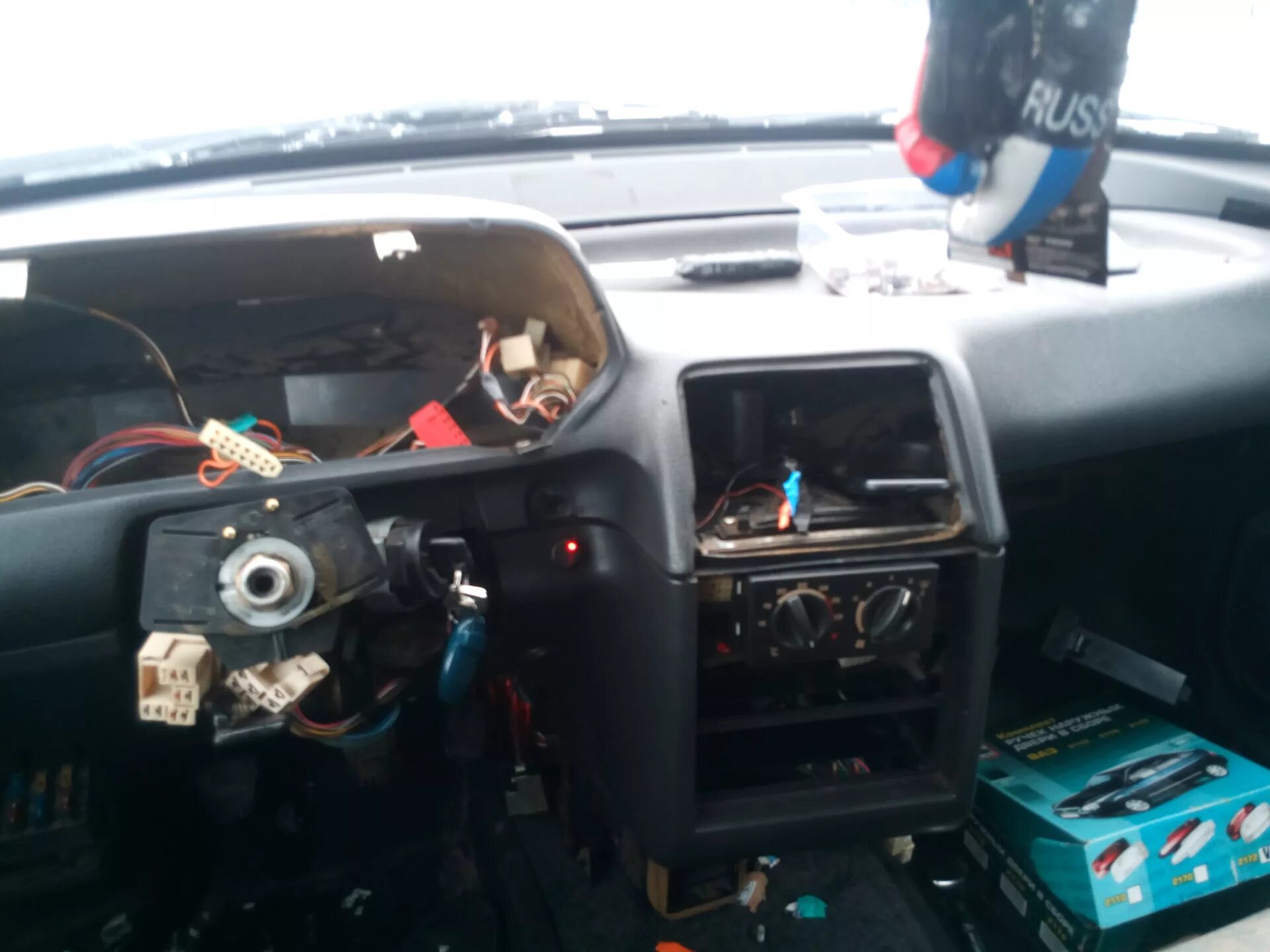 Как поменять панель на 2110. Как поменять панель на 2110. Крепление торпеды ваз 2110. Переходная панель 2110. Верхняя часть торпедо ваз 2110.