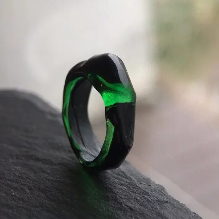 Кольцо из гель лака. Кольца из стекла. Стеклянное кольцо. Кольцо зеленое из стекла. Кольцо с зеленым стеклом.