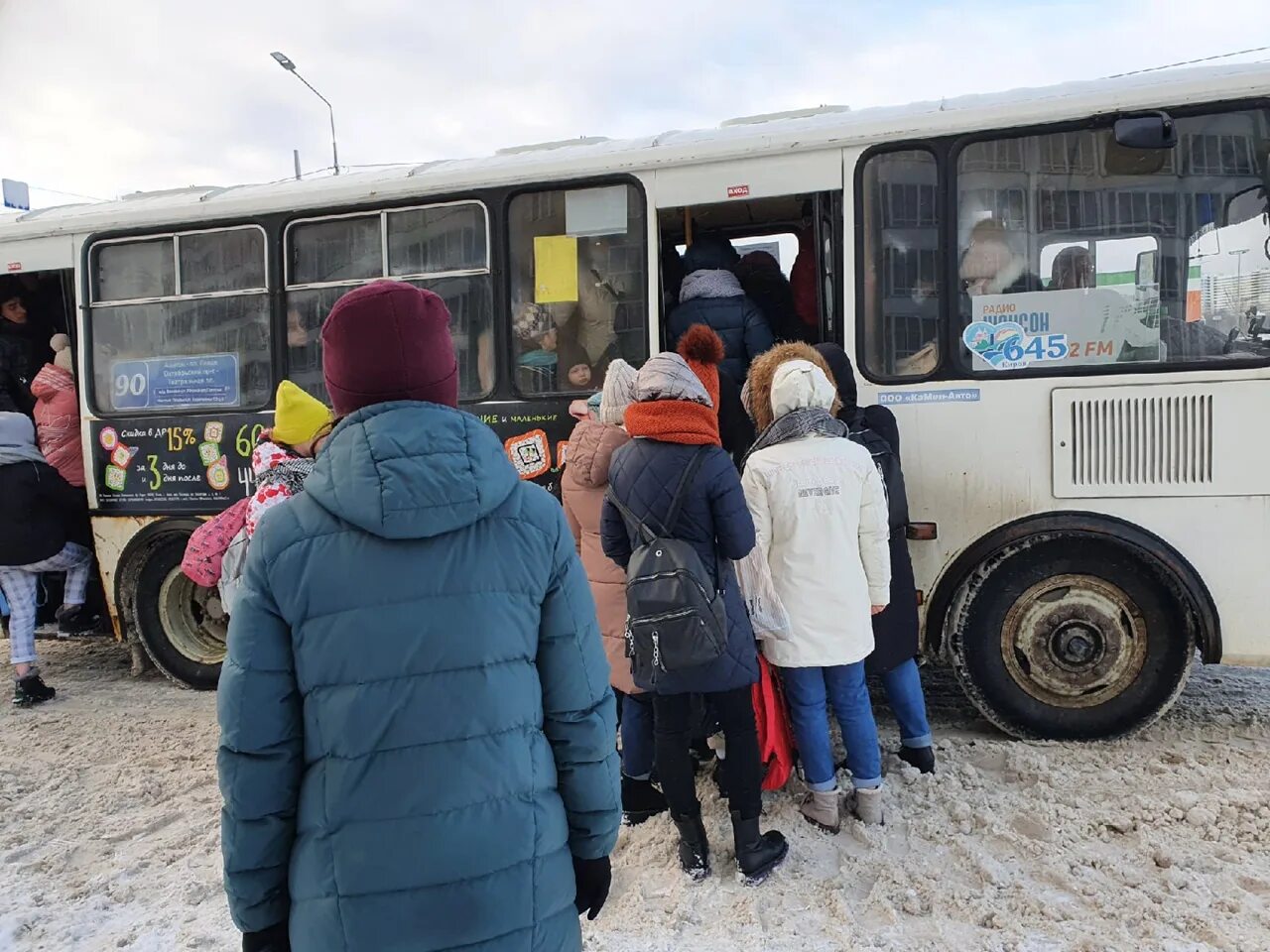 Переполненный пазик. Переполненная маршрутка. Переполненный общественный транспорт. Автобус переполнен. 13 часов в автобусе