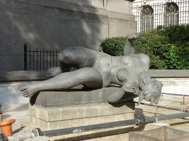 Необычных памятников род. Лежащая скульптура. Лежачая статуя. Скульптура лежащего мужчины. Статуя лежащая женщина.