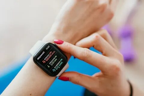 Какой средний возраст клиентов купивших smartwatch