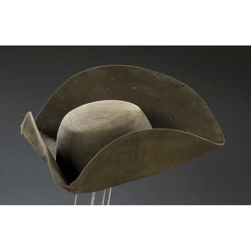 Hats 18. Треуголка 1770. Шляпы 18 века. Шляпы 18 века мужские. Головные уборы 18 века мужские.