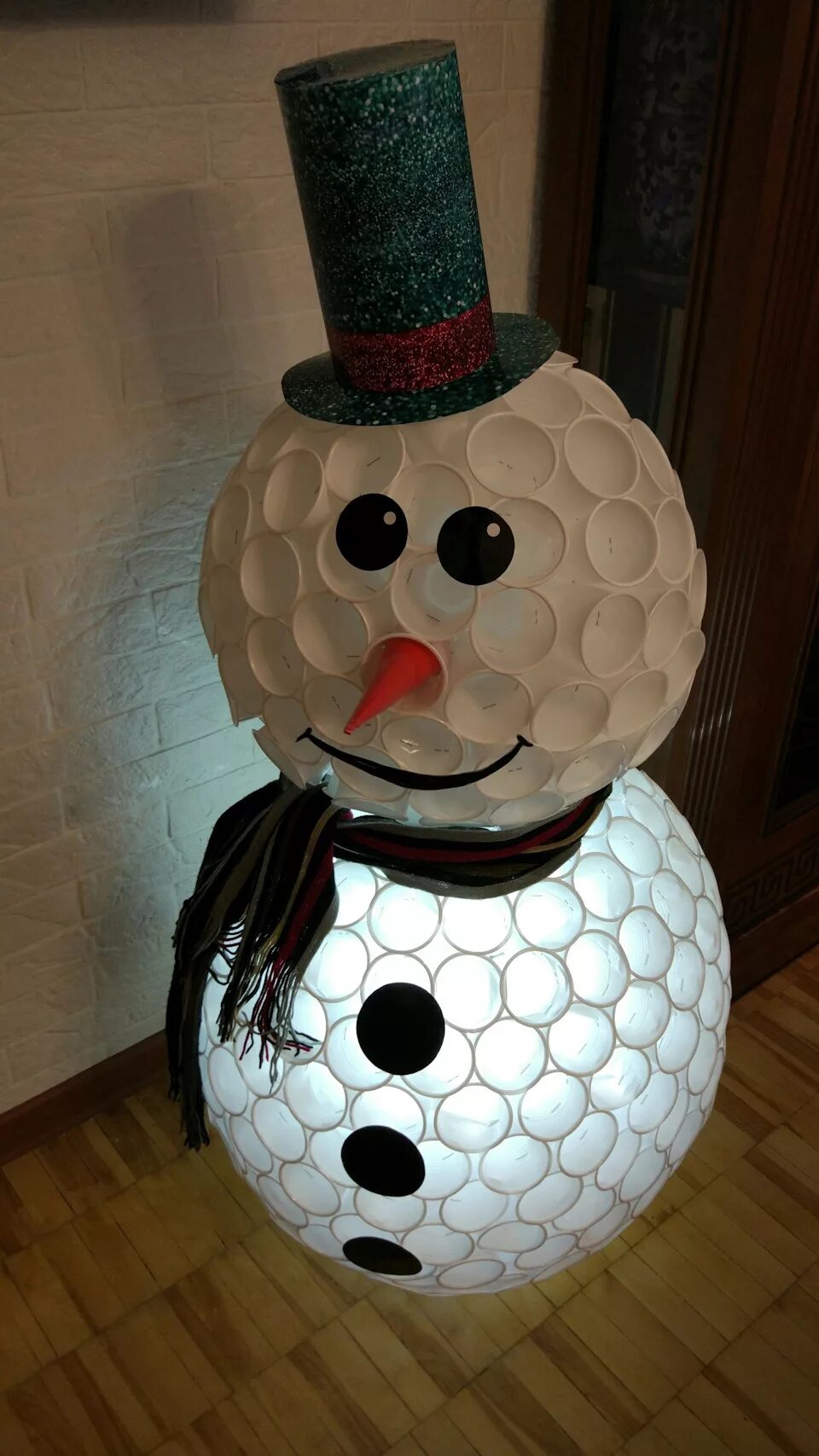 снеговик из стаканчиков одноразовых. снеговик из стаканчиков одноразовых. снеговик из стаканчиков одноразовых. олаф из стаканчиков. глаза для снеговика из стаканчиков.