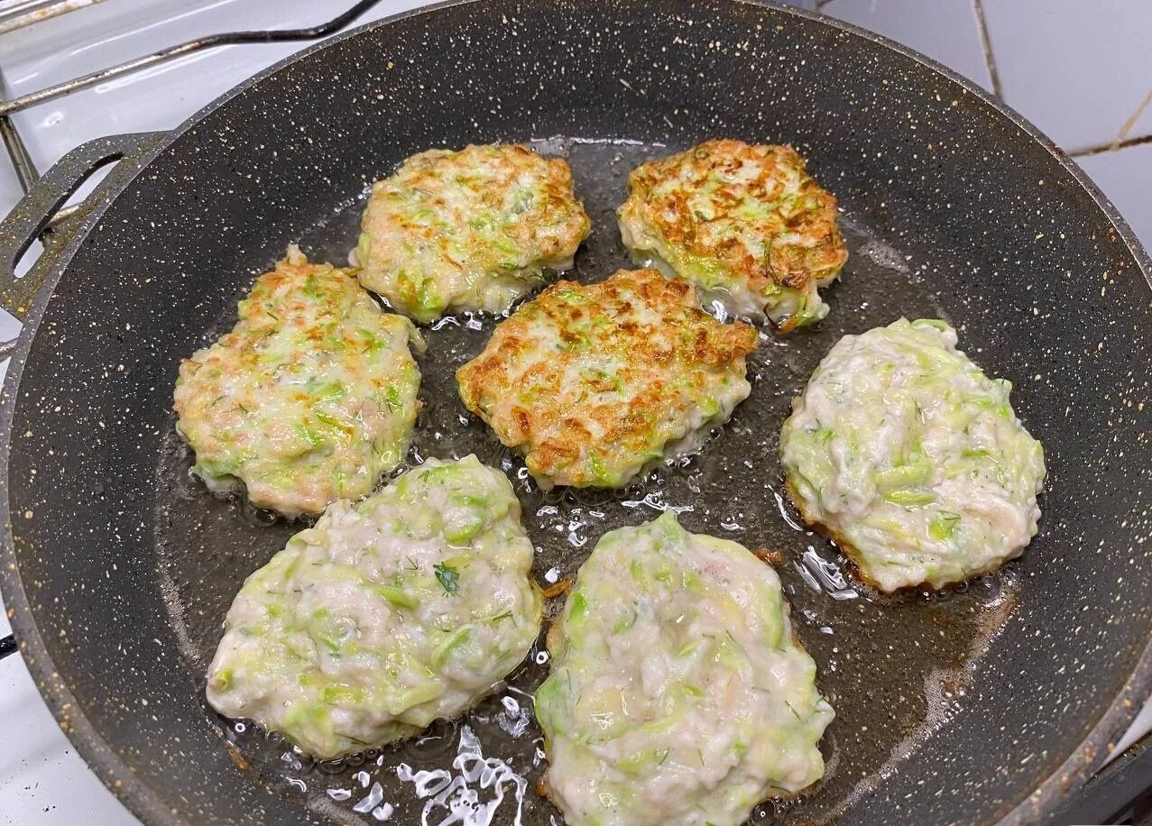 Вкусные оладьи из кабачков с фаршем. Оладьи с фаршем на сковороде. Оладьи из кабачков с куриным фаршем на сковороде. Кабачковые оладьи с фаршем. Кабачковые оладьи с фаршем.