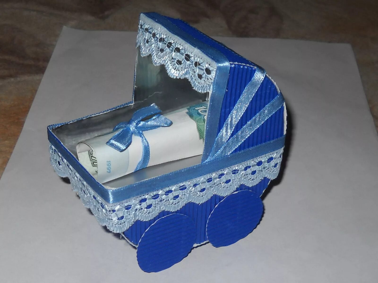 оригинальный подарок на годик мальчику. оригинальный денежный подарок мужчине. подарить деньги оригинально на рождение мальчика. подарок из денег мальчику. как оригинально подарить деньги на день рождения ребенку.