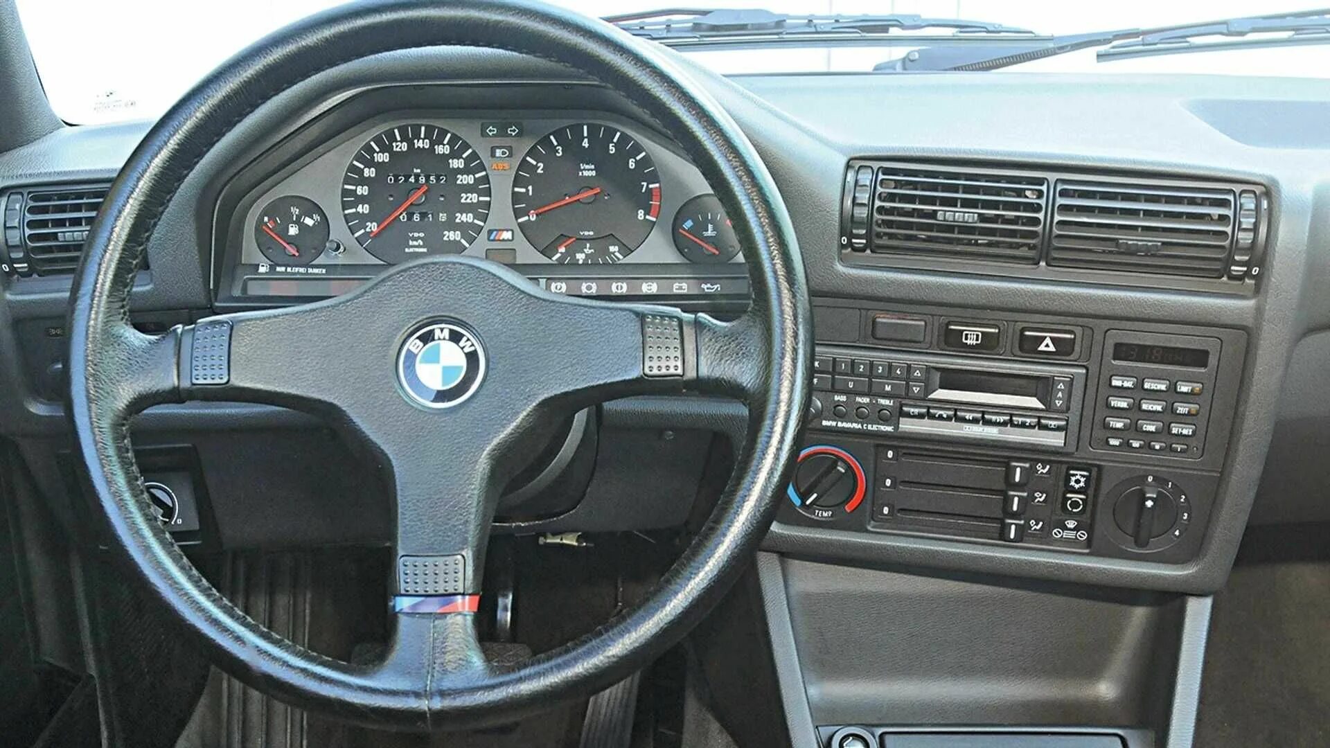 Панель бмв е36. BMW e30 Торпедо. BMW m3 1990 салон. Торпедо БМВ е30. BMW 325i e30 салон.