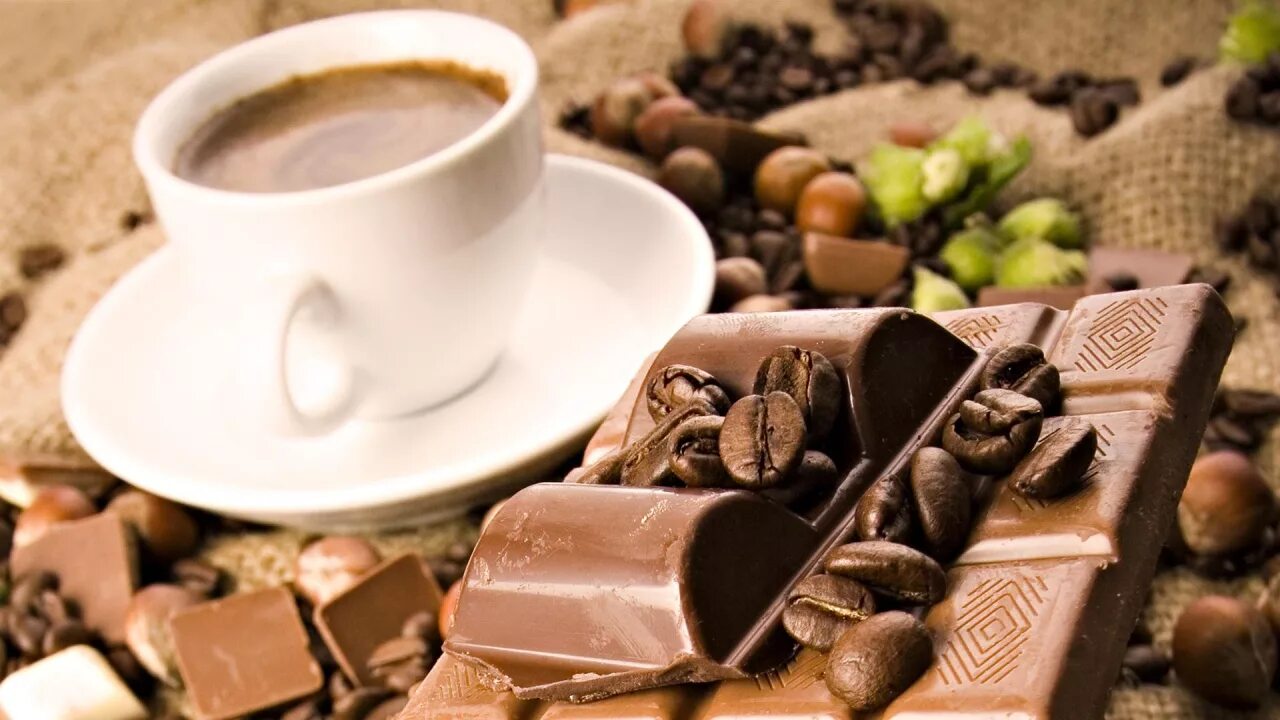 Шоколад интересное. Кофе и шоколад. Чай кофе шоколад. Кофе с шоколадными конфетами. Чай с шоколадом.