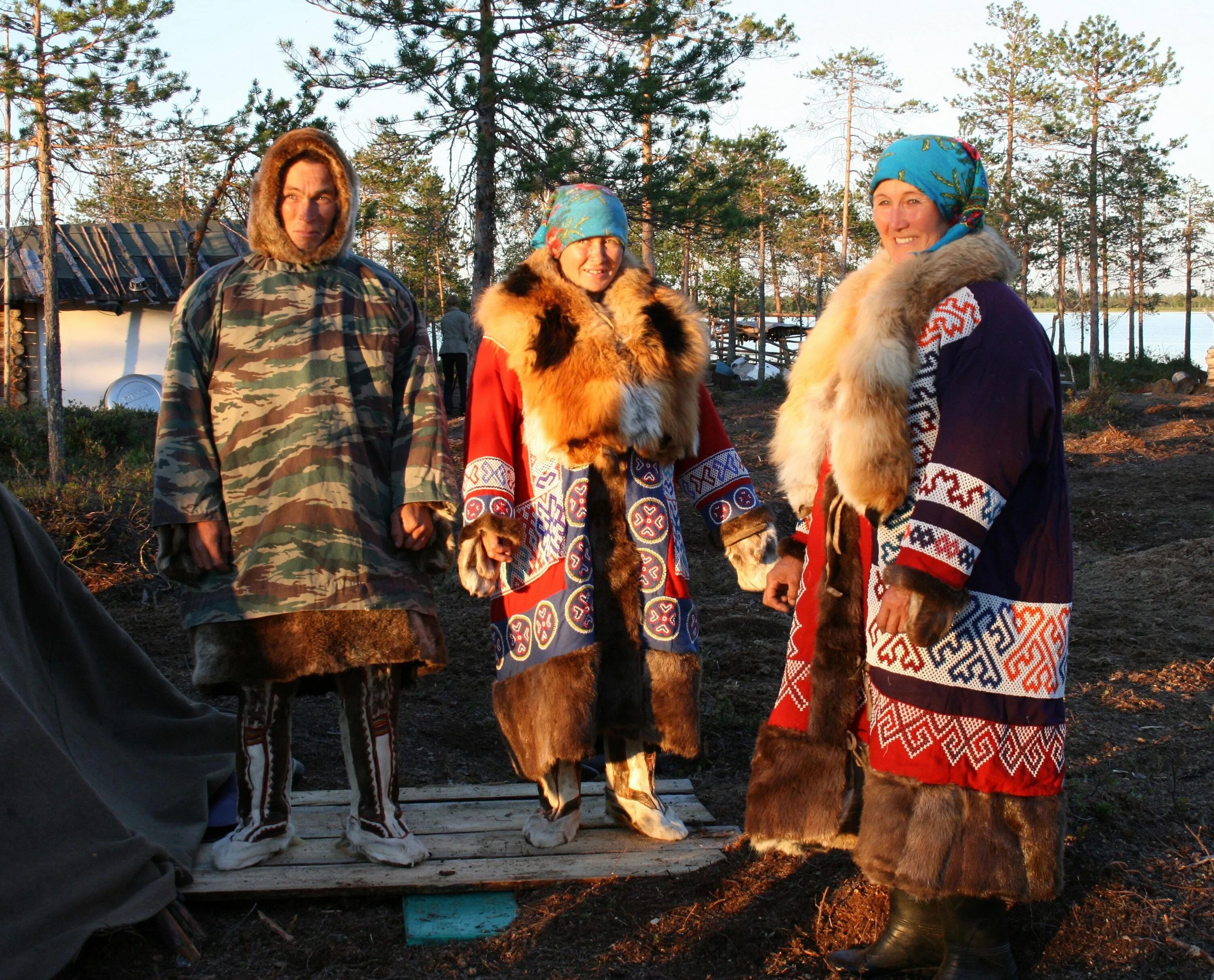 Народы россии манси. Национальная одежда Ханты и манси. Ханты и манси в ХМАО. Ханты манси народность. Народы России Ханты и манси.