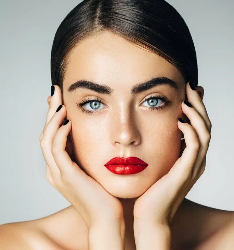 Естественный макияж. Девушки с татуажем бровей. Девушка с макияжем. Красивые брови. Красивое лицо.