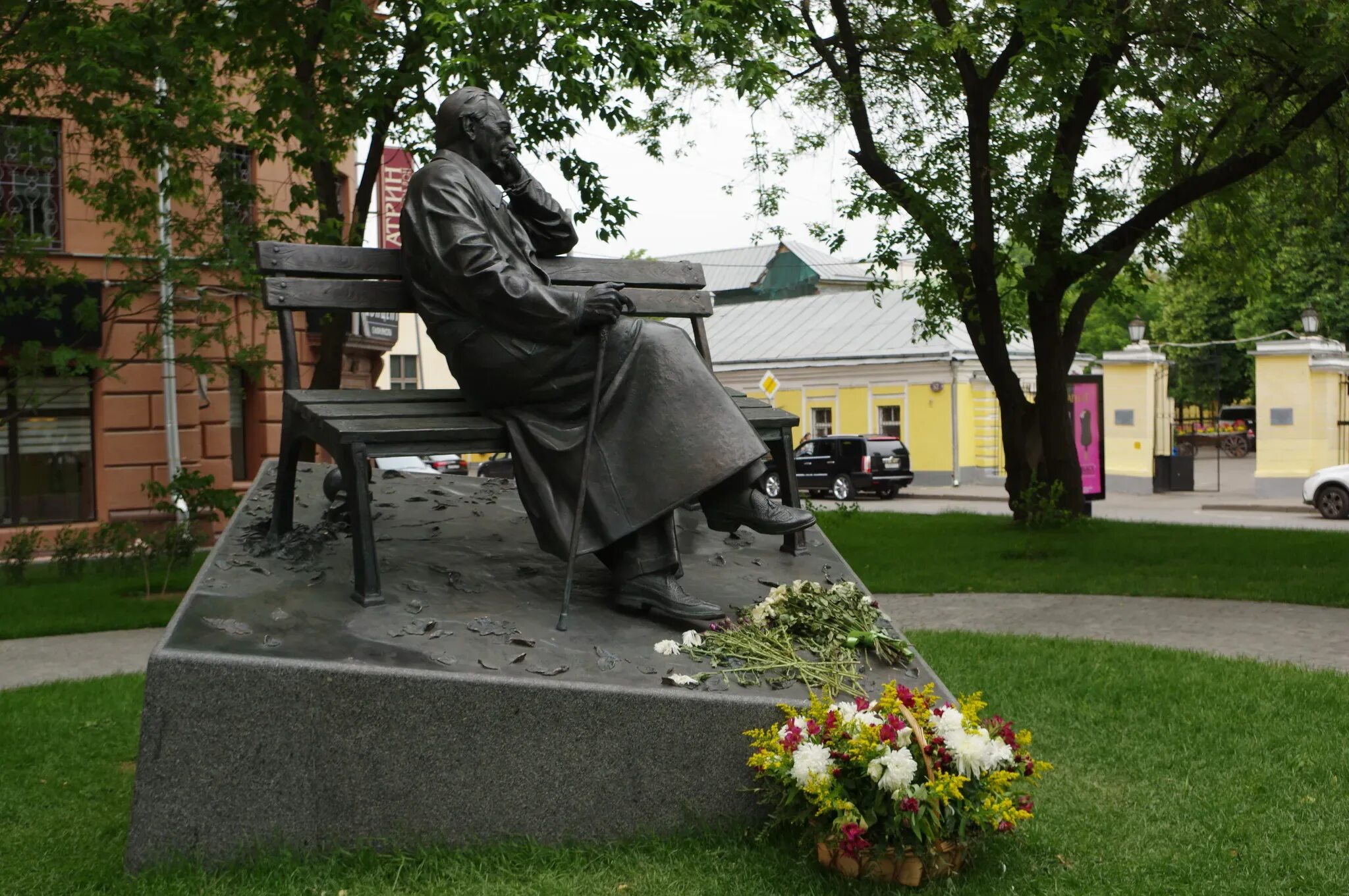 Установлен памятник писателю. Памятник Сергею Михалкову (Москва, поварская улица). Памятник Михалкову в Москве на поварской улице. Памятник Сергея Михалкова на поварской.