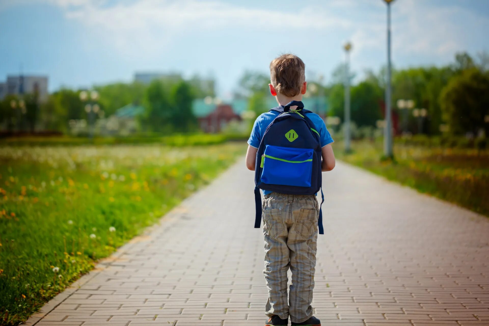 Little boy child. Мальчик идет. Рюкзак для детей. Рюкзак для мальчика. Школьник с рюкзаком.