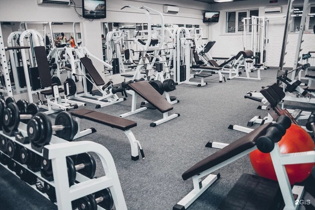 Спортзал приморский. Атлетик Холл Владивосток. Атлетик Холл Абакан. Тренажёрный зал Рубин, Южно-Сахалинск. Олимпик Холл Кострома.
