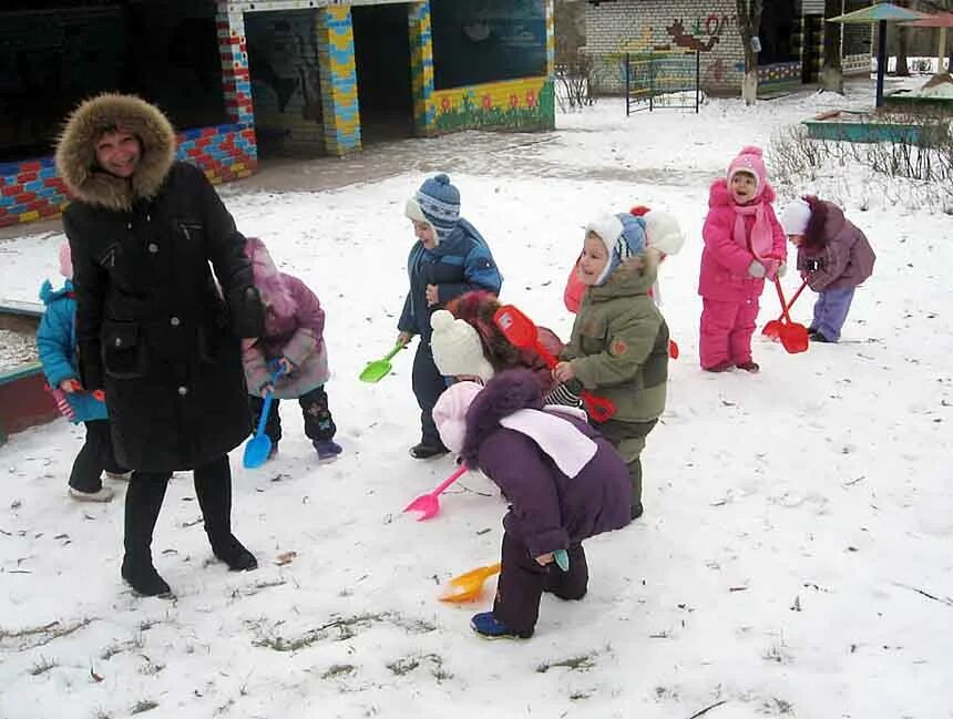 Дети собираются на прогулку. Дети на прогулке в детском саду зимой. Воспитатель на прогулке. Воспитатель детского сада на прогулке. Дети на прогулке в саду зимой.