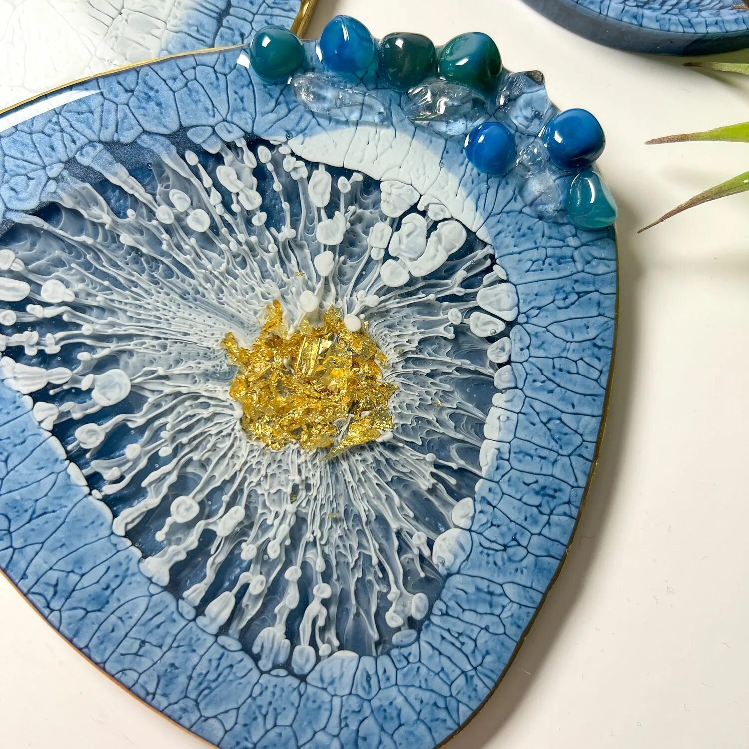 деревянный поднос с эпоксидной смолой. подстаканники из эпоксидной смолы. эпоксидные тарелки. эпоксидные тарелки. эпоксидные тарелки.