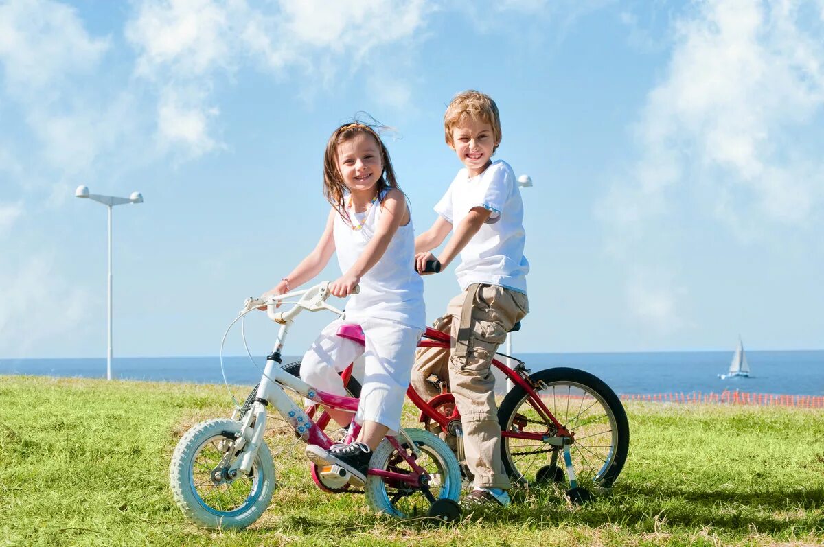 The children are riding bikes. Велосипед детский. Дети с велосипедом. Велосипед для дошкольников. Катание на велосипеде дети.