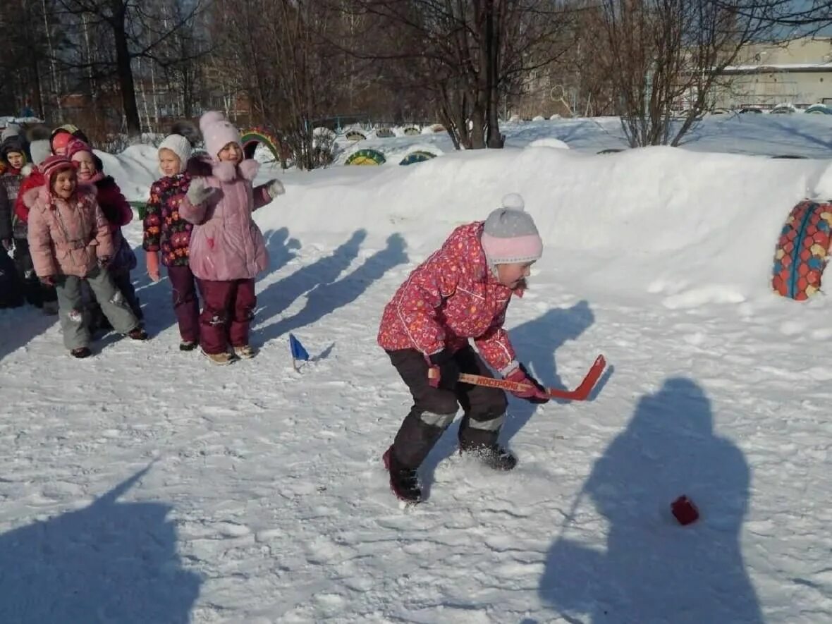 Зимние игры на улице. Эстафеты для детей на улице зимой. Забавы для детей на улице зимой. Зимние детские игры на улице. Новая зимняя игра