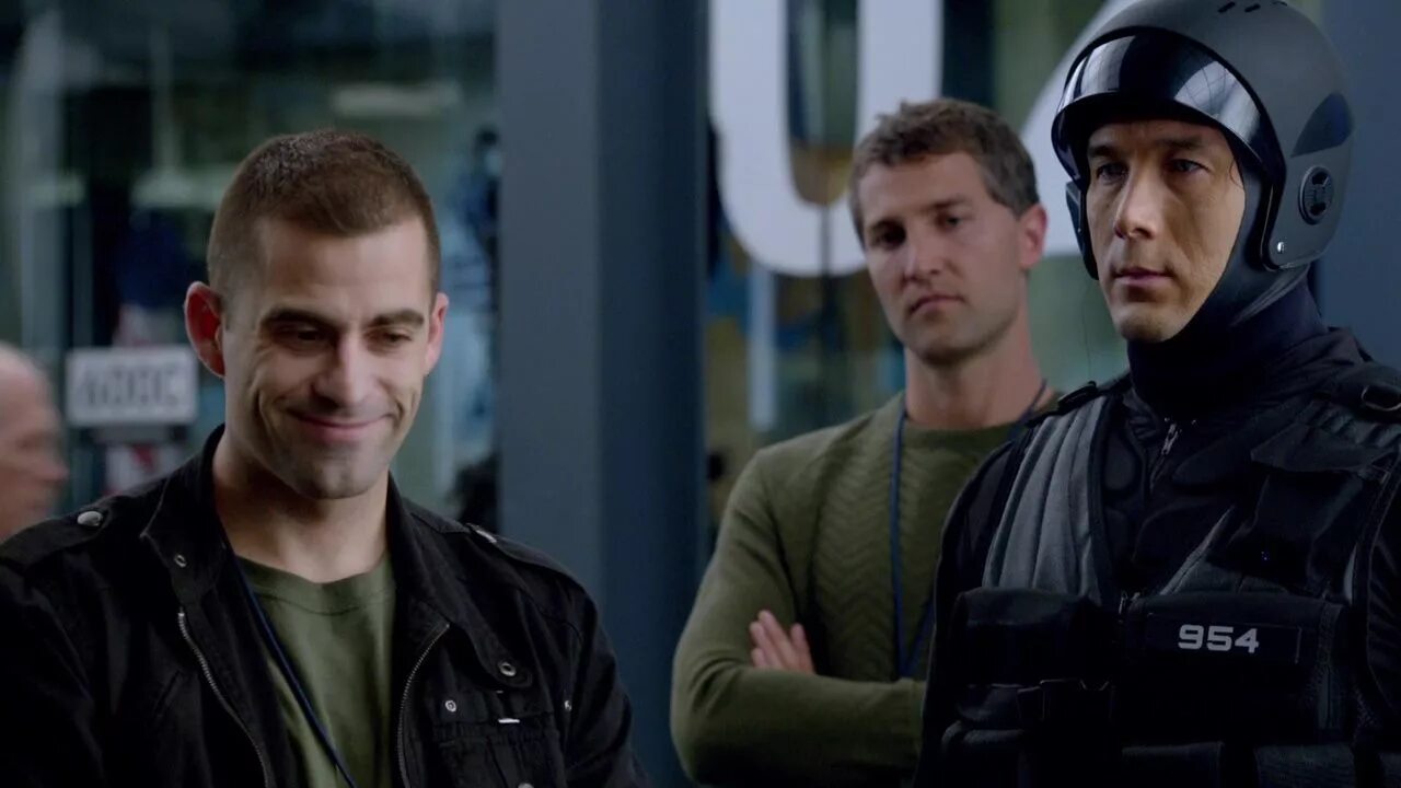 Почти человек 1 5. Почти человек сериал 2013–2014. капитан мальдонадо almost human. почти человек сериал 1 сезон 13 серия. почти человек сериал 1 сезон.