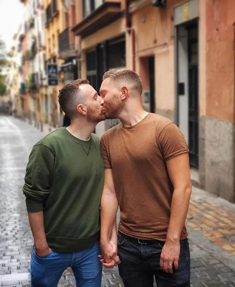 Покажи видео мужиков. Гомосексуалы картинки. Два парня в городе. Два натурала. 2 Мужика.