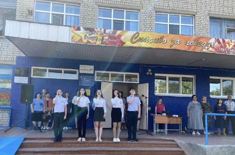 Лицей 1 земетчино. Лицей р. Линейка 4 класс последний звонок. Выпускники школы №1 п. Лицей р.