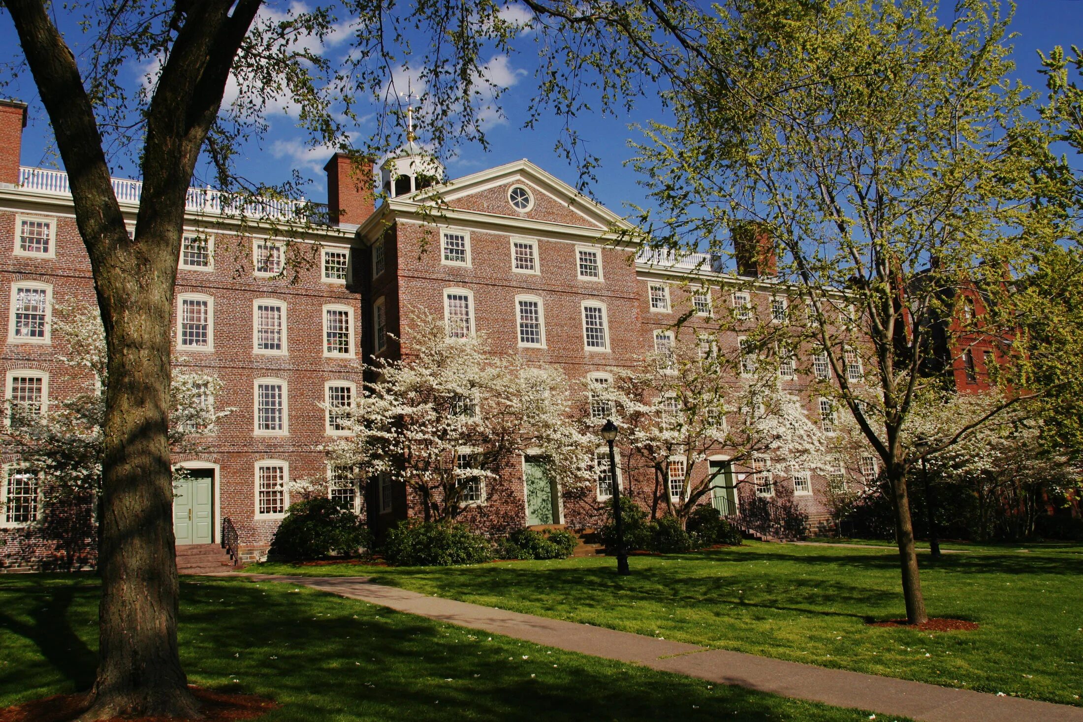 Brown school. Брауновский университет Brown University. Университет Брауна, Провиденс. Университет Брауна род Айленд. Кампус университета Браун.