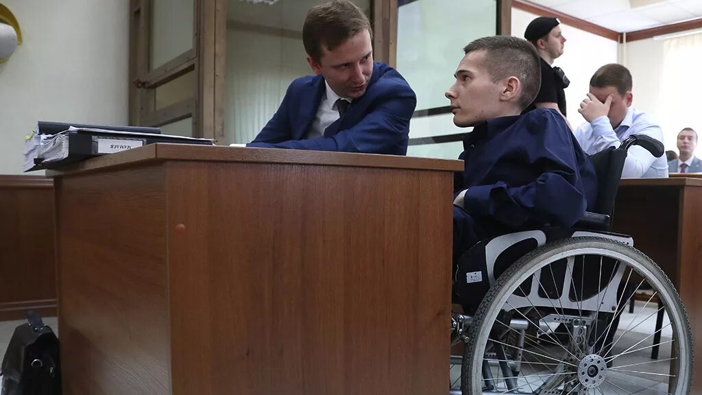 Осуждение недееспособного. Инвалид в суде. Инвалид колясочник. Потерпевший в суде. Колясочник и суд.