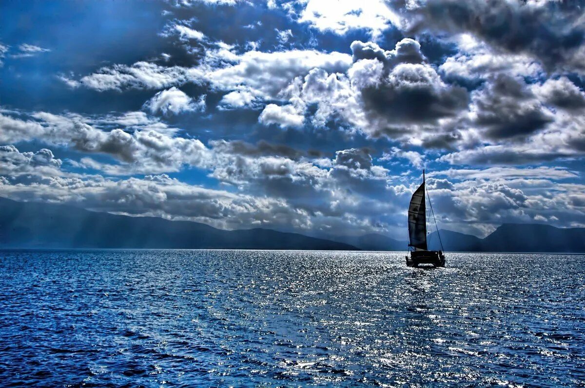 Парус вдали. Парусник в море. Море Парус. Море облаков. Море облака корабль.