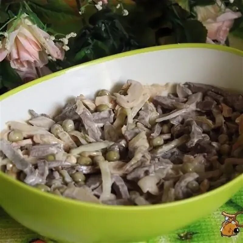 Салат с печенью и маринованным луком. Салат из говядины отварной с маринованным луком. Салат из говядины отварной с маринованным луком. Печень с солеными огурцами классический рецепт. Салат с говядиной и маринованным луком.