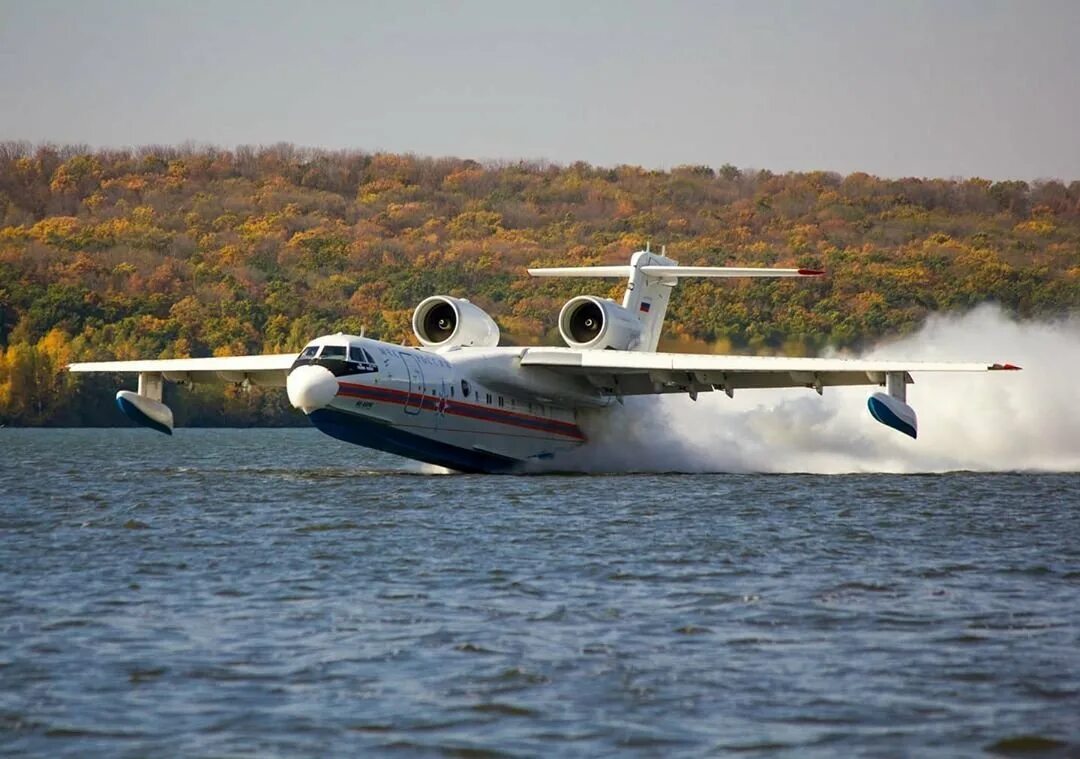 Самолеты новые вода. Самолёт-амфибия бе-200чс. Бе-200 гидросамолёт. Амфибия бе 200. Самолет бе-200 МЧС.