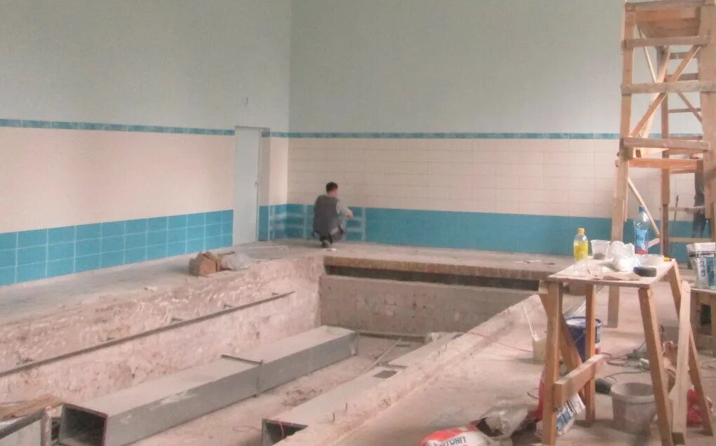 Ремонт бассейна работа. Обслуживание бассейна. Ремонт бассейна работа. Водяной строитель. Городской бассейн в южно сахалинске.