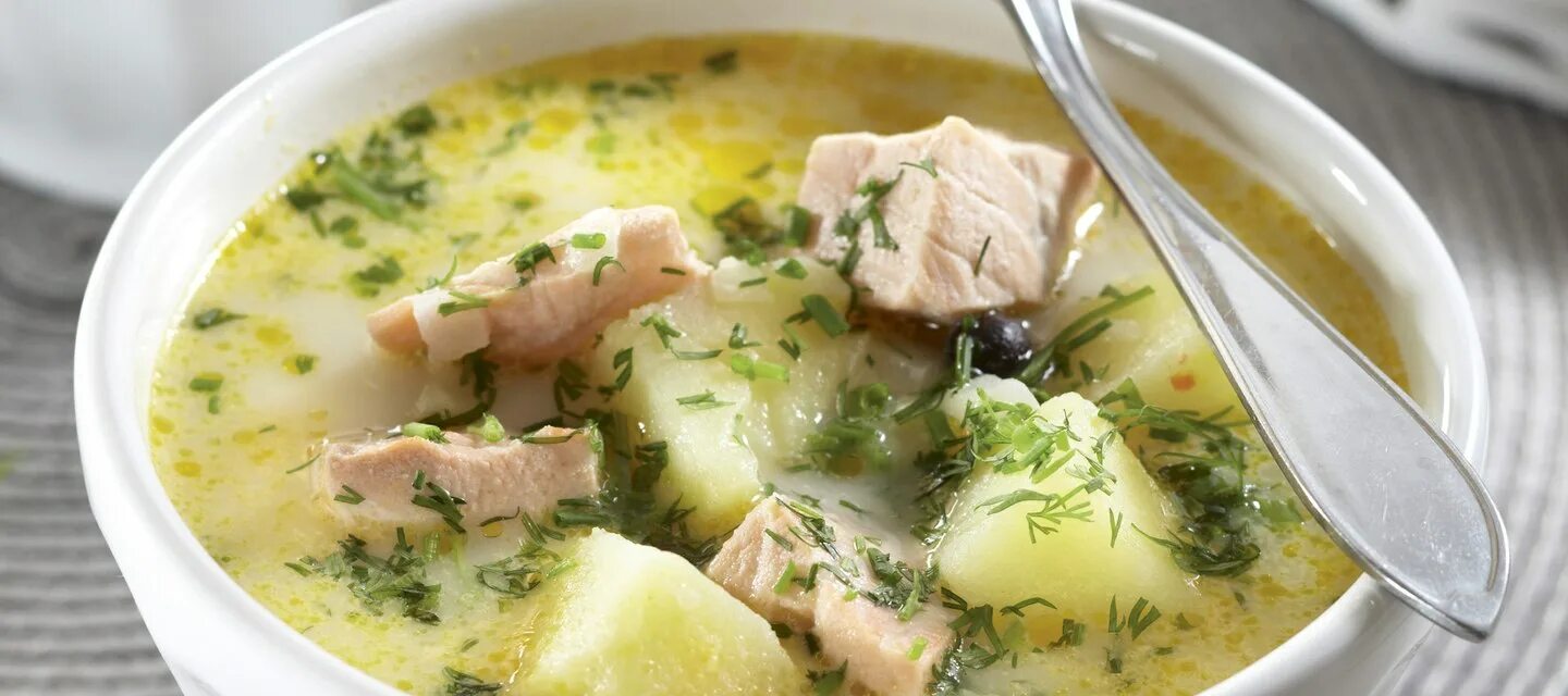 Рыбный суп с зеленью. Суп картофельный с кальмарами. Финский рыбный суп. Суп деликатесный. Уха из горбуши со сливками по фински