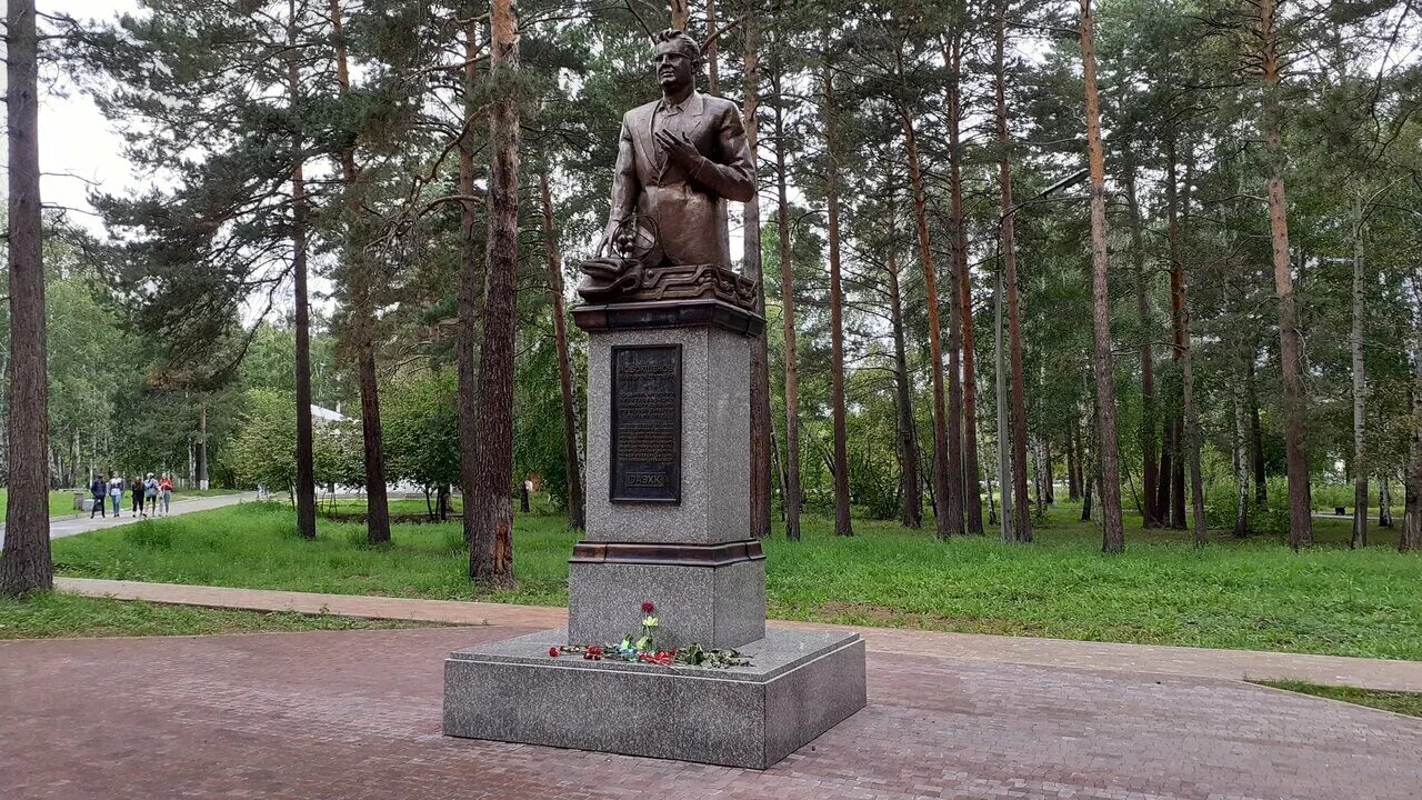 Парк Современник Ангарск. Памятник Новокшенову Ангарск. Парк Нефтехимиков Ангарск фонтан. Зеленый городок ангарск