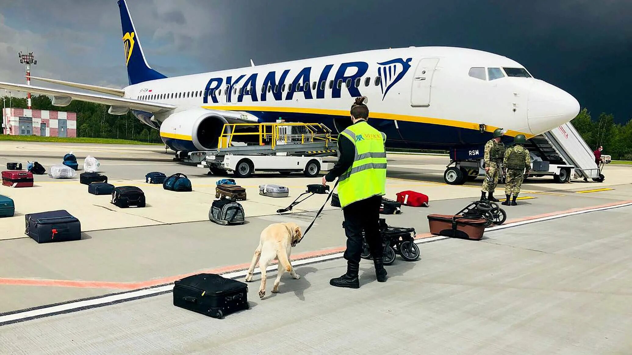 Самолет минск грузия. Райанэйр самолеты. Ryanair в Минске. Ryanair Протасевич. Самолет Ryanair в Минске.