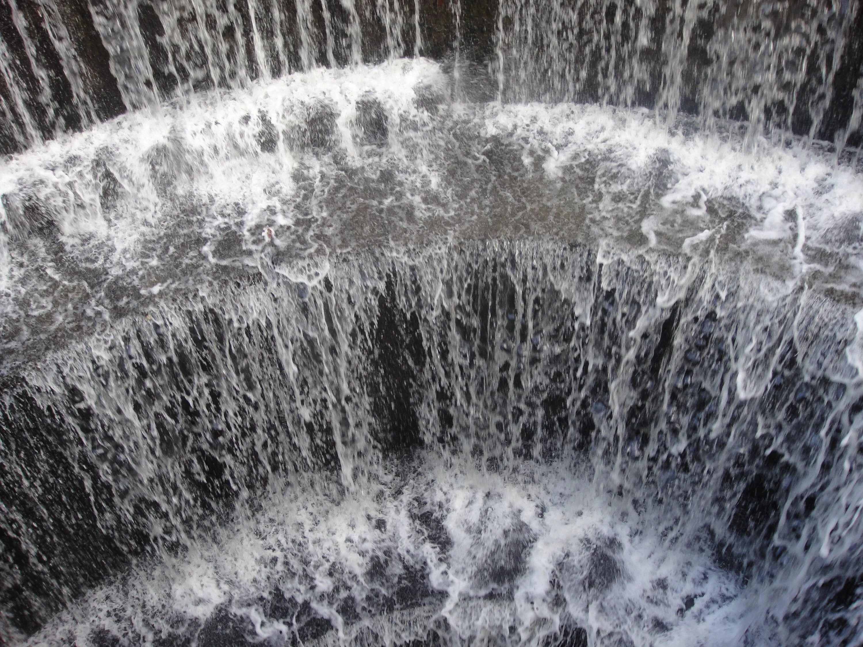 Текущая вода. Снимок падающей воды. Падающая вода. Текстура падающей воды.