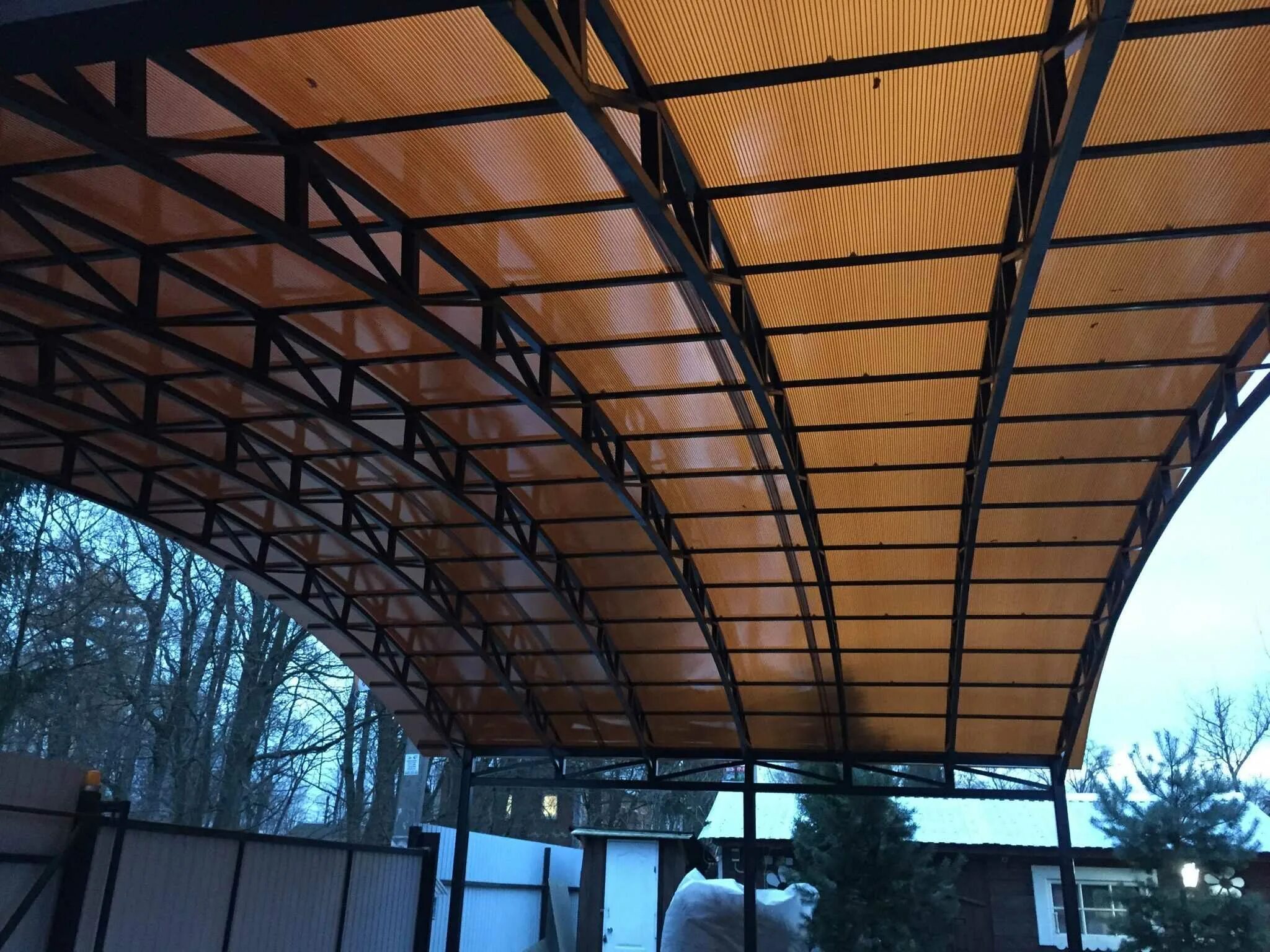 Навес поликарбонат. Навес из металлического профиля. Навес для авто. Производство навесов. Металлоконструкции навесы.