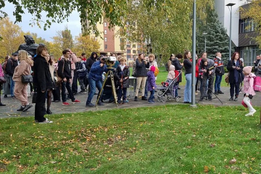 Солнечное затмение в калининграде. Затмение Калининград 2022. Октябрь. Затмение 25 октября фото. Калининград в октябре.