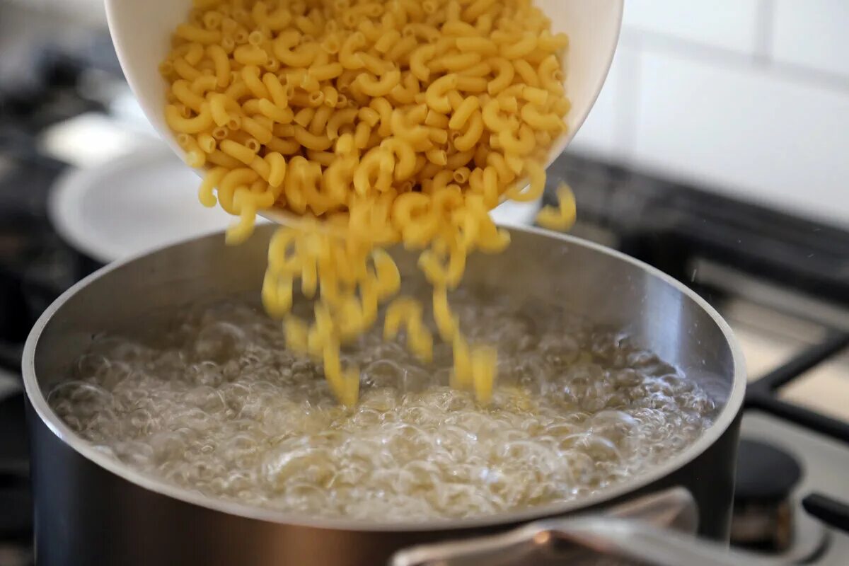 Сколько по времени варить спагетти в кастрюле. Отваренные макароны. Макароны в кастрюле. Макароны варятся. Макароны в кипящей воде.