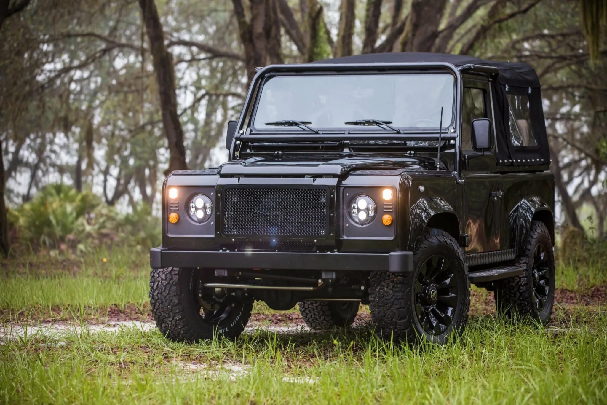 Lr defender. Ленд Ровер Дефендер 90. Ленд Ровер Дефендер 1998. Старый ленд Ровер Дефендер 90. Ленд Ровер Дефендер 110.