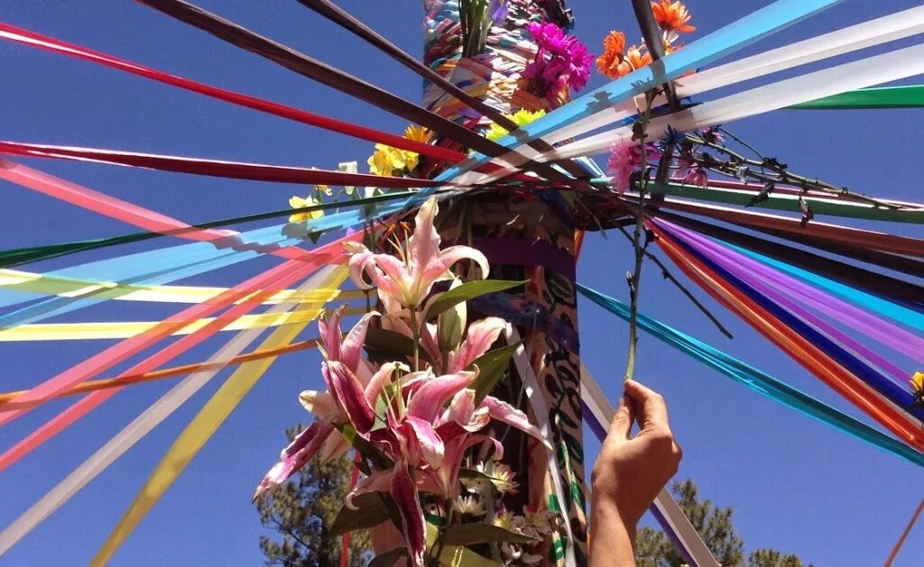 1 мая дерево. Maypole Майское дерево. Бельтайн Майское дерево. Майский шест Белтайн. Белтайн праздник дерево желаний.