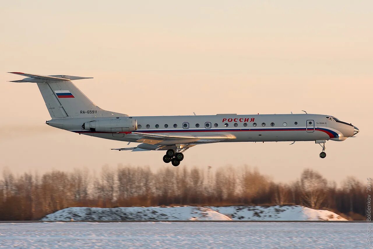Скорость самолета ту 134. Самолет ту 134. Ту-134 пассажирский самолёт. Ту-134 грузовой. Ту-134 ВКС.