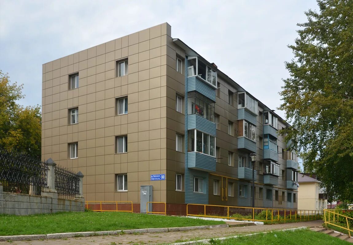 Проспект нефтяников 13 елабуга. Улица нефтяников елабуга. Проспект нефтяников 1 елабуга. Елабуга проспект нефтяников 20б. Елабуга город нефтяников.