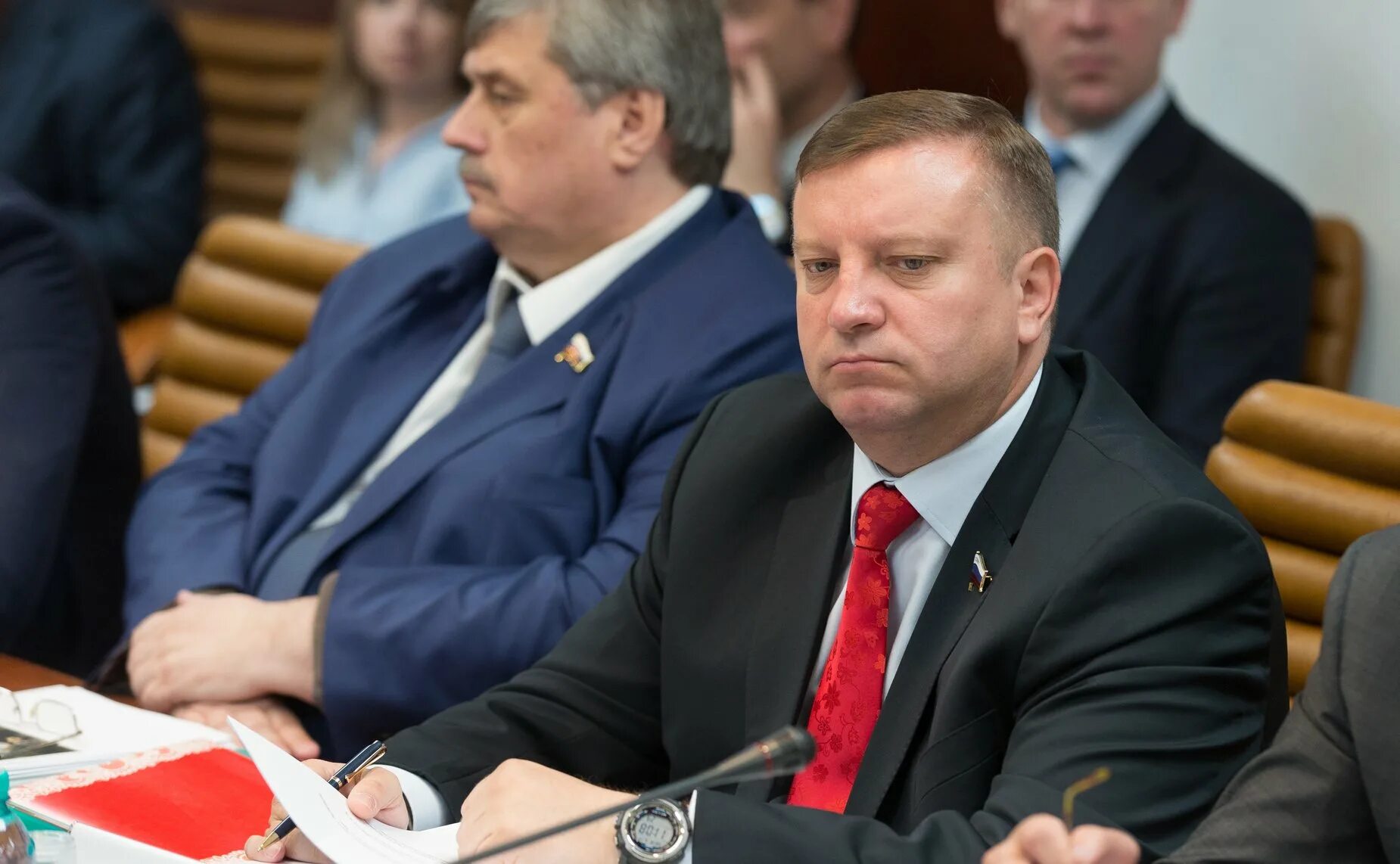 с участием представителей