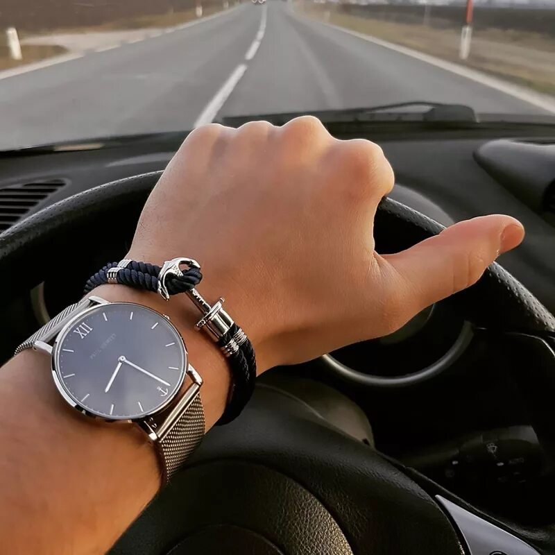 мужские часы на руке. наручные часы мужские на руке. часы браслет. мужчина с часами на руке. человек с часами на руке.