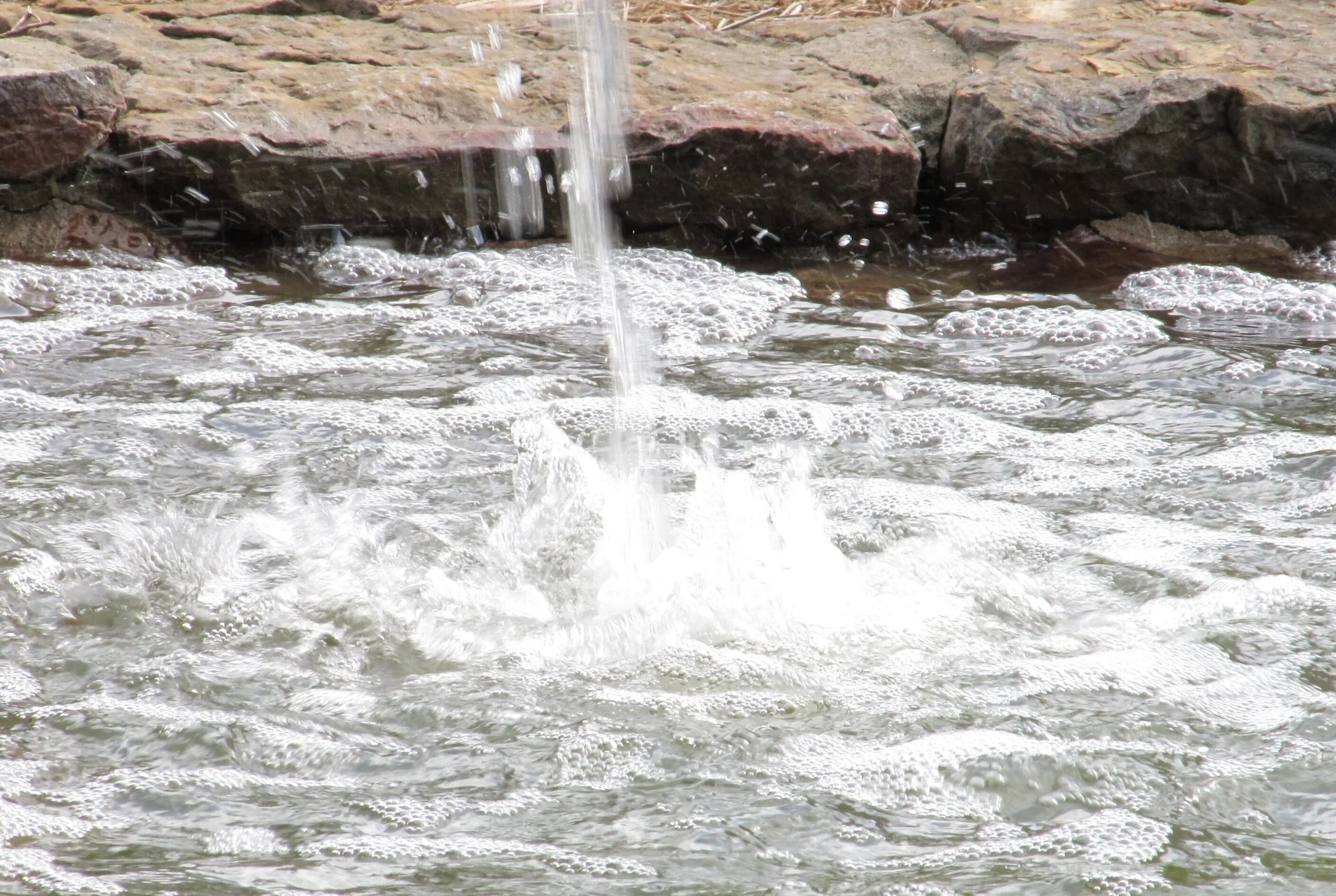 Ветер текущая вода. Текущая вода. Текучие воды. Вода течет. Камень с потоками воды.