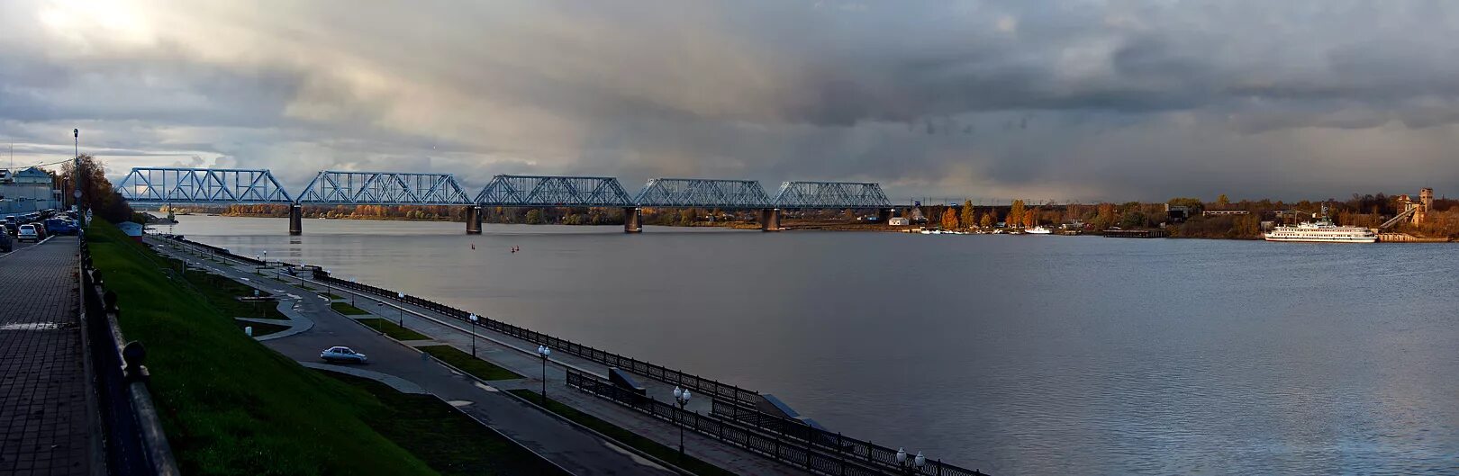 На какой реке расположен город ярославль. Река Волга Ярославль. Волга мост Ярославль. Р Волга Ярославль. Железнодорожный мост через Волгу Ярославль.